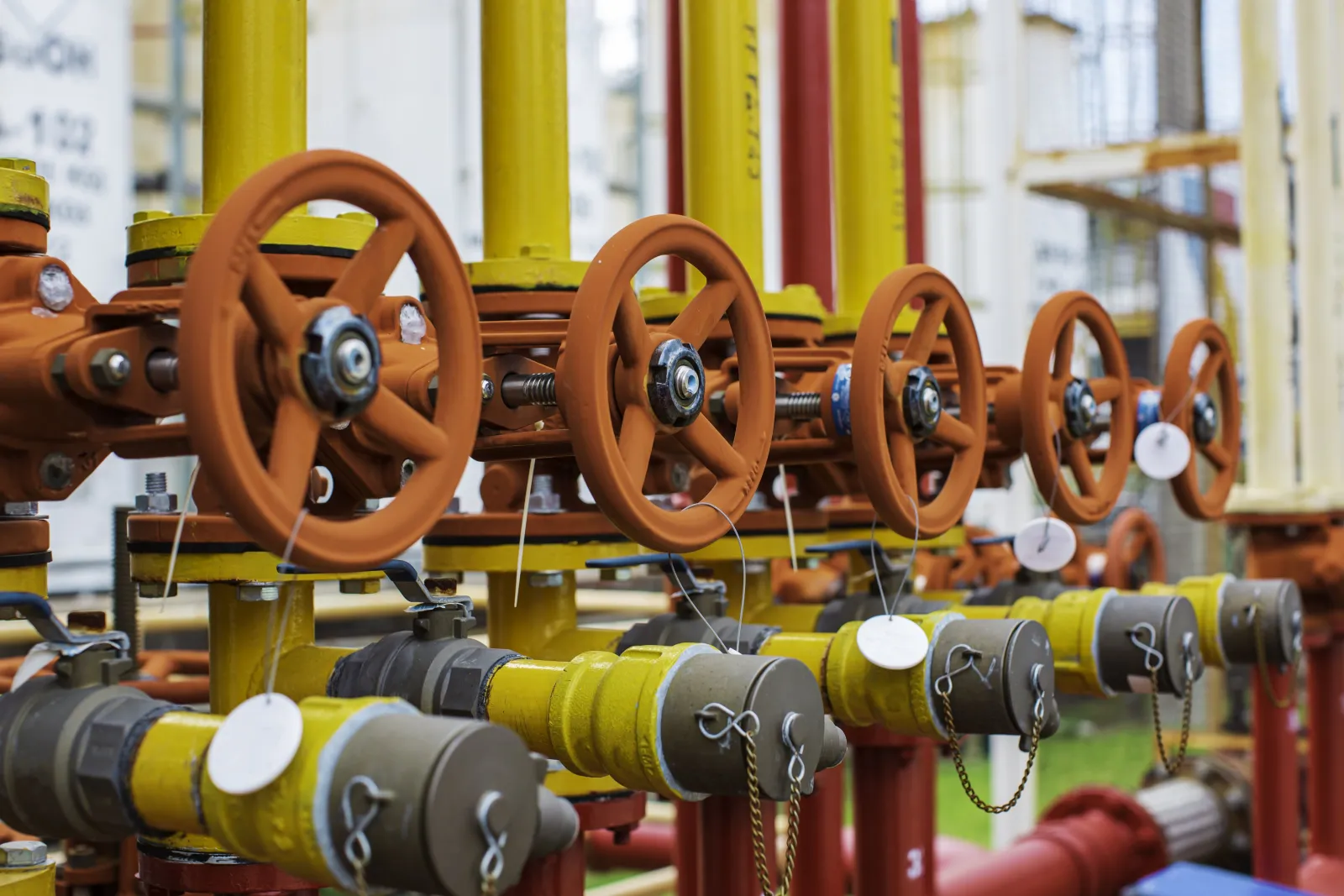 Pressure safety valves on refinery pipework